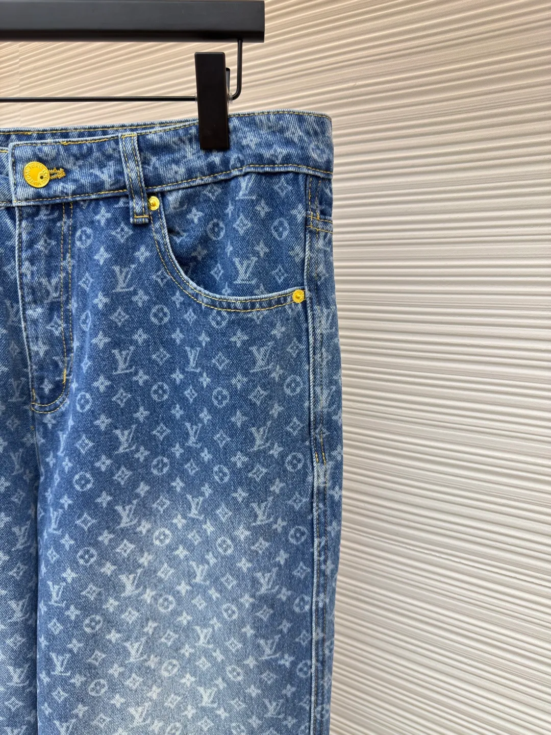 LOUIS VUITTON full-print flare jeans ●Authentic product: Purchased and developed by 19100 ●Item number: 1680090-B20 ●Fabric: denim fabric ●Technology: washed production ●Version: fitted version ●Weight: about 835 grams ●Size: 36-38-40-42 ●Description: Customized blue shadow encrypted cotton classic pattern denim, as moist as cotton, comfortable and skin-friendly, indigo elegance With a retro charm and modern fashion sense, the iconic Monogram pattern is laid out on it. Every part tells the glorious history and fashion heritage of Louis Vuitton, and its leisurely flared silhouette is the soul of these pants. It exudes a sense of high-end from the inside out. It is a stunning piece in the fashion feast. The overall wiring is straight and delicate, the fabric is comfortable and soft, and the color is consistent without color difference. It can be matched with the same style to create a fashionable look and control various occasions. Customized accessories, complete with three standards, same style for men and women!